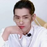 Retro Chic Rectangle Sunglasses - Image 4